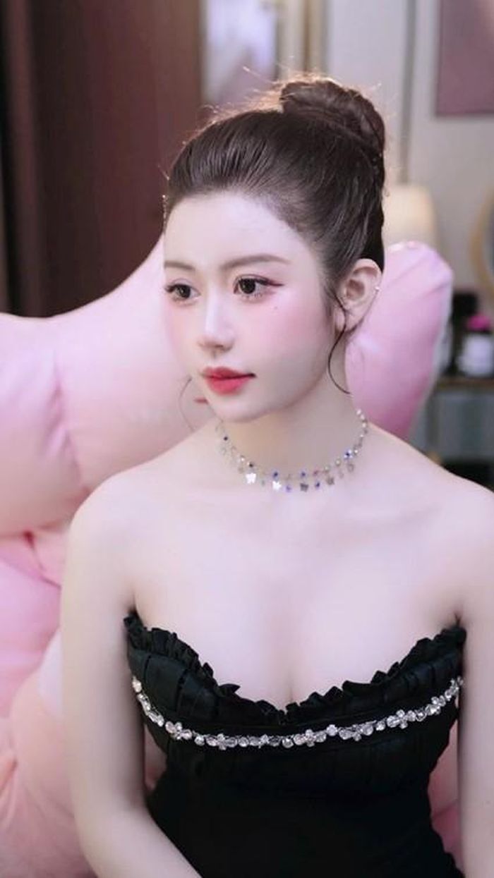 Sắc vóc cuốn hút, rạng ngời của nữ thủ lĩnh Bảng Legend - Đinh Thị Ngọc Huyền