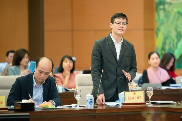 Luật sư Nguyễn Văn Đỉnh (người đứng).