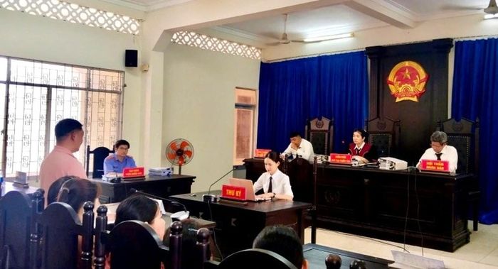Phiên tòa xét xử sơ thẩm vụ án hình sự đối với Công ty TNHH thương mại sản xuất Thuận Thông (thành phố Tuy Hòa, tỉnh Phú Yên (cũ)) về tội trốn đóng BHXH, BHYT. Nguồn ảnh: tapchikinhtetaichinh.vn