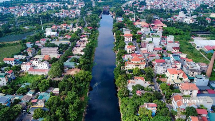 Nước sông Nhuệ ô nhiễm trầm trọng, chảy ngược ra sông Hồng
