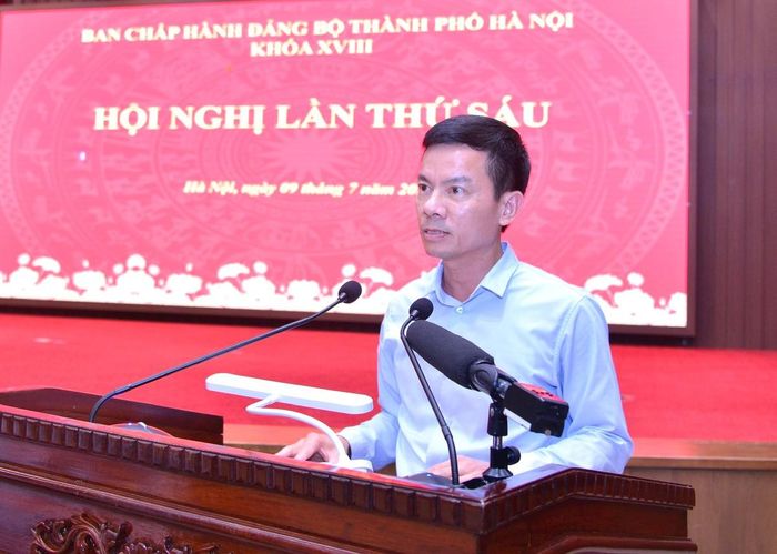Phó Chủ tịch UBND thành phố Hà Nội Bùi Duy Cường trình bày tờ trình. Ảnh: Thành Thái