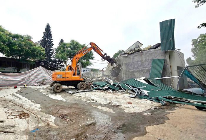 Lực lượng chức năng phường Phú Diễn tháo dỡ một công trình nhà xưởng trên đất không được phép xây dựng gần sông Nhuệ ở phố Phan Bá Vành. Ảnh: Vũ Kim