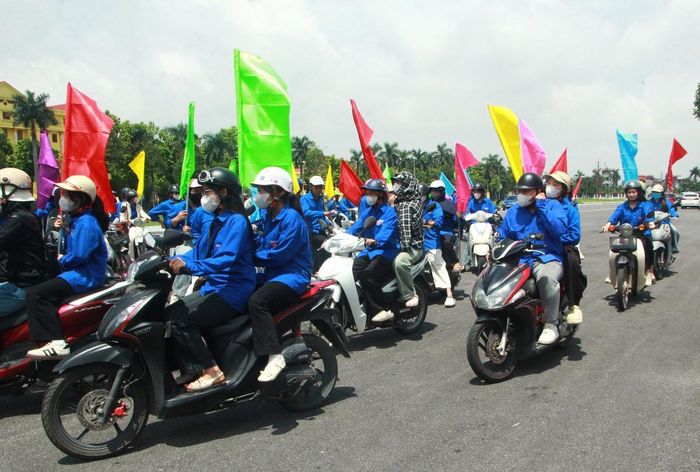 Đoàn viên, thanh niên và sinh viên tham gia diễu hành trên các tuyến đường của tỉnh Hưng Yên.