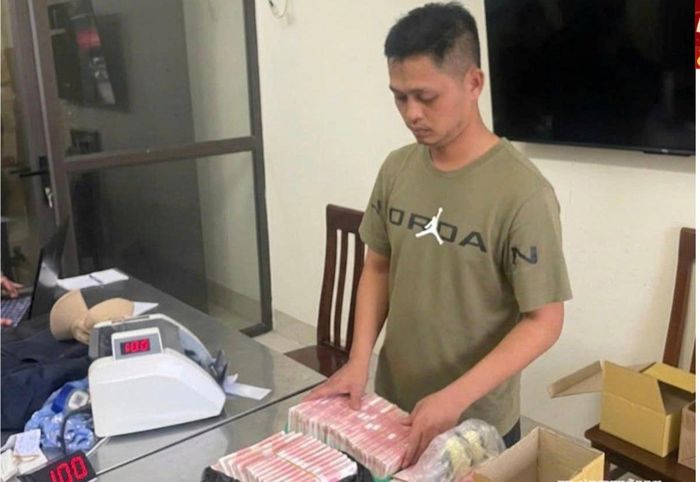 Đối tượng Đinh Như Trung buôn lậu trái phép vận chuyển tiền tệ qua biên giới.