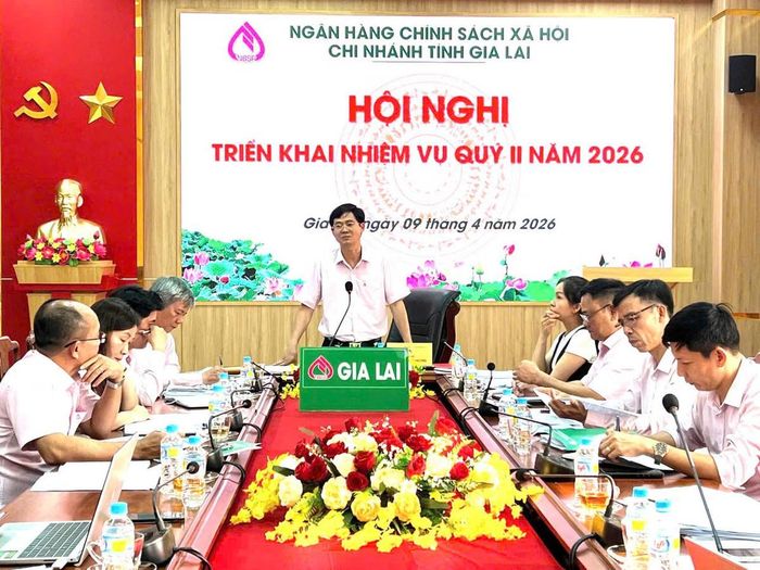 Giám đốc kiêm Bí thư Chi bộ NHCSXH tỉnh Gia Lai - ông Nguyễn Minh Hướng chủ trì cuộc họp giao ban hàng quý của năm 2026 bàn thực hiện nhiệm vụ