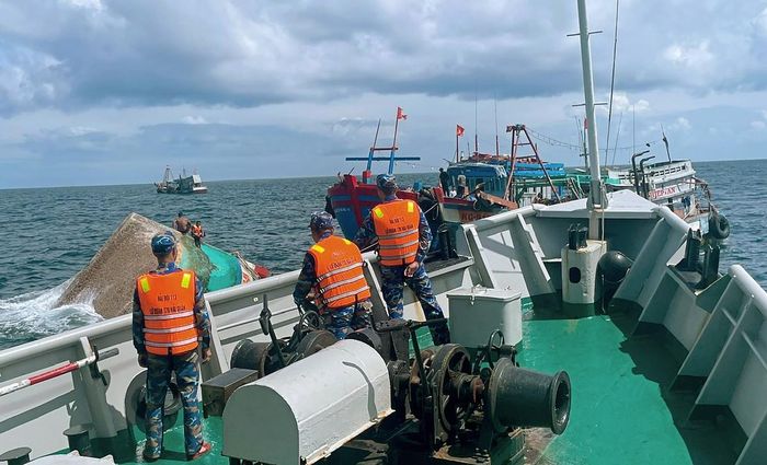 Cán bộ chiến sĩ Tàu 797 kịp thời phối hợp ứng cứu tàu cá găp nạn.