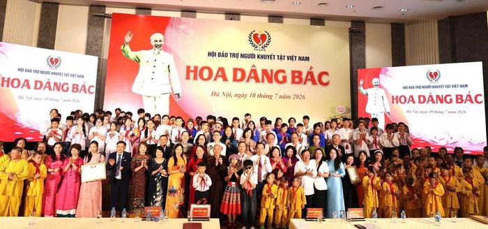 Các đại biểu chụp ảnh lưu niệm tại chương trình