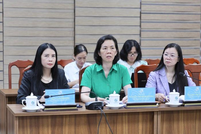 Từ trái sang phải: bà Trần Lan Phương, Phó Bí thư Thường trực Đảng ủy, Phó Chủ tịch Thường trực Hội LHPN Việt Nam; bà Nguyễn Thị Minh Hương, Phó Chủ tịch Hội LHPN Việt Nam; bà Nguyễn Thị Thu Hiền, Phó Chủ tịch Hội LHPN Việt Nam, tham dự phiên họp.