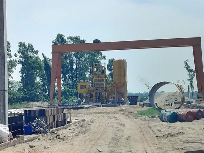 Khu vực sản xuất bê tông, cấu kiện bê tông được đầu tư trong khuôn viên Công ty Cổ phần Vân Đức với hệ thống trạm trộn.
