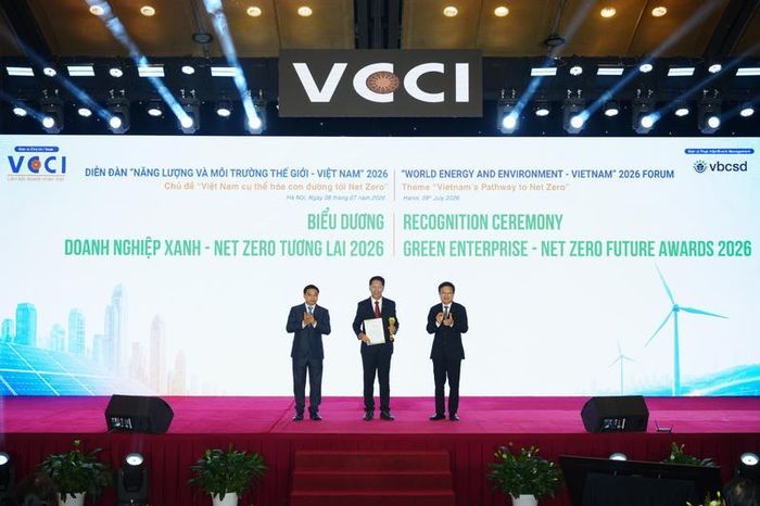 Phó Thủ tướng Chính phủ Nguyễn Văn Thắng - Chủ tịch Hội đồng Quốc gia về Phát triển bền vững và ông Hồ Sỹ Hùng - Bí thư Đảng ủy, Chủ tịch VCCI trao giải thưởng cho ông Niwat Athiwattananont - Tổng Giám đốc Nhựa Bình Minh.