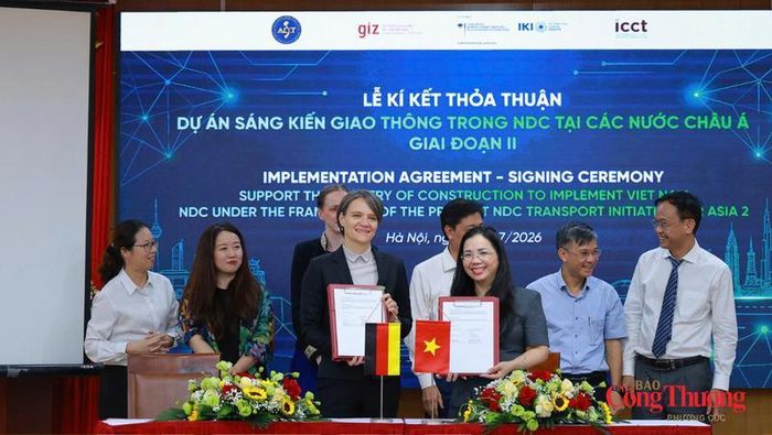 Bà Nguyễn Thị Phương Hiền, Phó Giám đốc Học viện Chiến lược, bồi dưỡng cán Bộ Xây dựng và bà Urda Eichhorst, Giám đốc vùng, Dự án Sáng kiến giao thông trong NDC tại các nước châu Á giai đoạn 2 (NDC-TIA II) ký Thỏa thuận thực hiện dự án.
