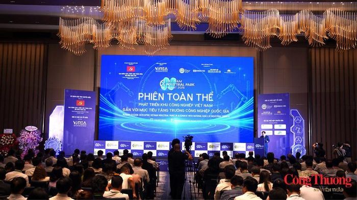 Toàn cảnh phiên toàn thể.