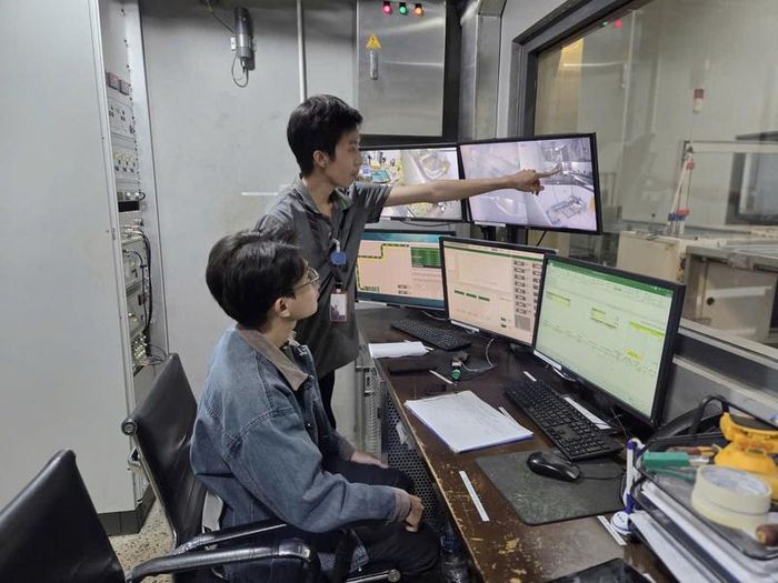 Kỹ năng vận hành thiết bị thông minh và quản trị sản xuất số đang trở thành yêu cầu mới đối với lao động trong các khu công nghiệp. Ảnh: Hoàng Lân
