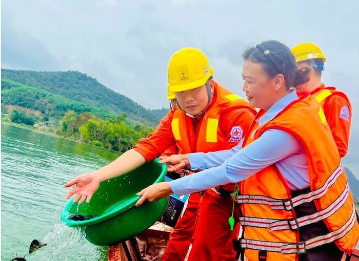 Hoạt động thả cá, tái tạo nguồn lợi thủy sản lòng hồ Khe Bố.