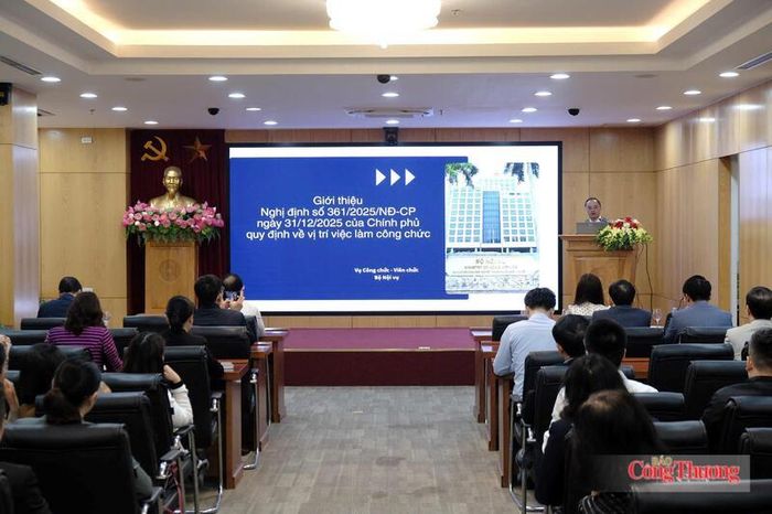 Ông Nguyễn Văn Bình, chuyên viên cao cấp, Vụ Công chức, viên chức, Bộ Nội vụ trình bày nội dung tập huấn. Ảnh: Lê An