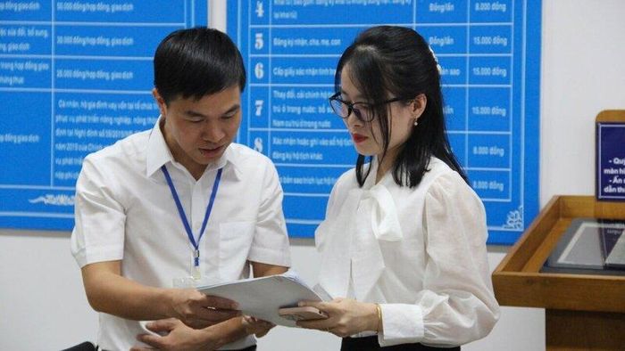 Cán bộ Trung tâm Phục vụ hành chính công phường Tô Hiệu, tỉnh Sơn La hướng dẫn người dân làm thủ tục hành chính. Ảnh: Lam Giang