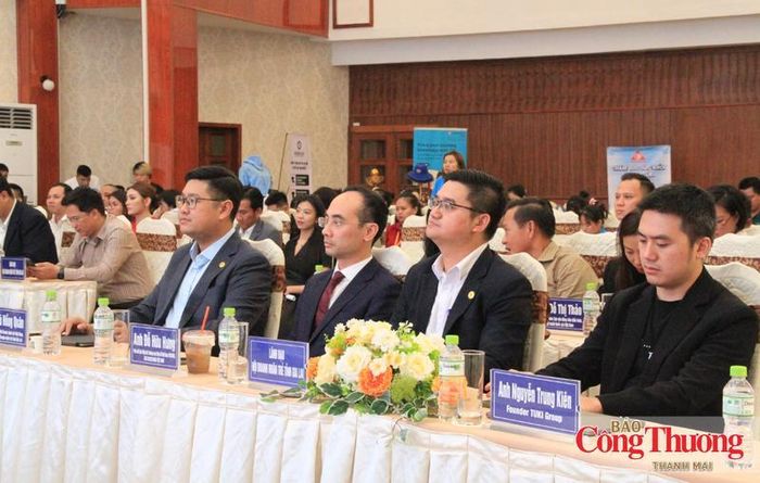 Các đại biểu tham gia chương trình. 