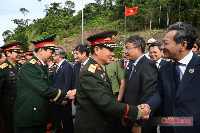 Các đại biểu chào đón hai Phó Thủ tướng, Bộ trưởng Bộ Quốc phòng hai nước Việt Nam - Lào. Ảnh: Nguyên Khánh