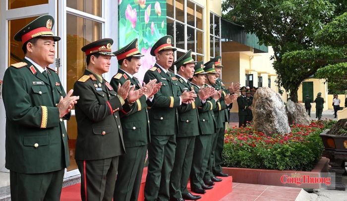 Các đại biểu xem màn biểu diễn võ thuật của Bộ đội Biên phòng tỉnh Nghệ An. Ảnh: Nguyên Khánh
