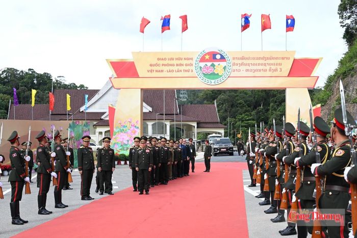 Đoàn đại biểu cấp cao Bộ Quốc phòng Lào do Đại tướng Khăm Liêng - Ụ Thạ Cay Sỏn, Ủy viên Bộ Chính trị Đảng Nhân dân Cách mạng Lào, Phó Thủ tướng Chính phủ, Bộ trưởng Bộ Quốc phòng Lào làm Trưởng đoàn đã sang Việt Nam, tham dự các hoạt động tại tỉnh Nghệ An. Ảnh: Nguyên Khánh