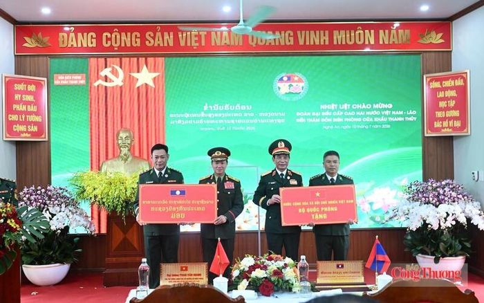 Đoàn công tác Bộ Quốc phòng hai nước đã trao tặng đơn vị màn hình LED, bộ âm thanh hội trường và 5 dàn máy vi tính phục vụ công tác, sinh hoạt của cán bộ, chiến sĩ. Ảnh: Nguyên Khánh