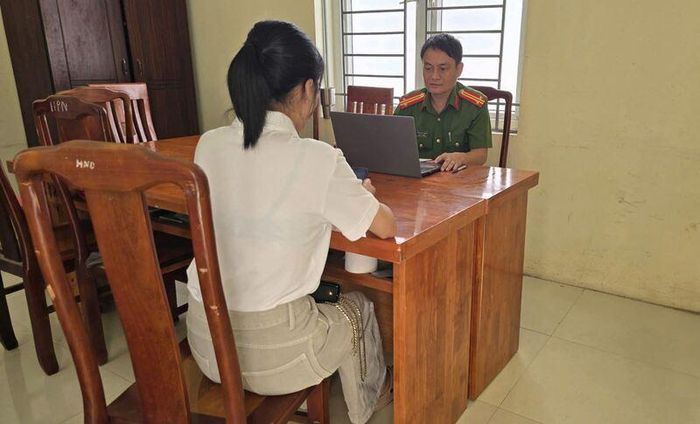 Công an xã Lương Bằng, tỉnh Hưng Yên làm việc với 2 trường hợp tương tác với nội dung xấu độc trên mạng xã hội. Ảnh: Công an tỉnh Hưng Yên