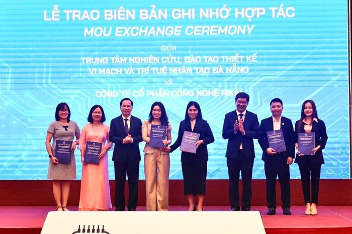 Trao biên bản ghi nhớ hợp tác Trung tâm Nghiên cứu, đào tạo thiết kế vi mạch và trí tuệ nhân tạo Đà Nẵng với các đơn vị đối tác. Ảnh: Diễm Phúc