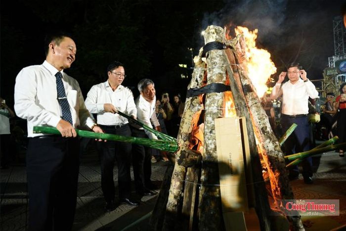 Nghi thức thắp lửa khai mạc chương trình giới thiệu, quảng bá sản phẩm sâm Ngọc Linh và dược liệu TP. Đà Nẵng năm 2026