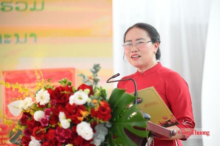 Cô Trần Thị Tuyết, Hiệu trưởng Trường Mầm non Thanh Hà, trân trọng cảm ơn sự quan tâm của Bộ Quốc phòng Việt Nam đối với nhân dân biên giới. Ảnh: Nguyên Khánh