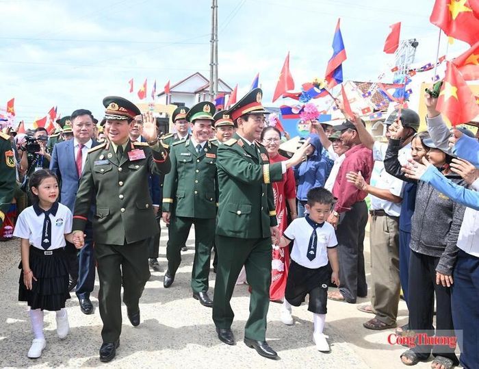 Nhân dân và cô trò Trường Mầm non Thanh Hà vui mừng chào đón lãnh đạo cấp cao hai nước đến thăm trường. Ảnh: Nguyên Khánh