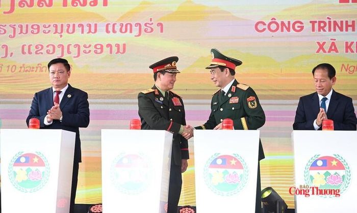 Đại tướng Phan Văn Giang và Đại tướng Khăm Liêng - Ụ Thạ Cay Sỏn chia sẻ niềm vui trong lễ khởi công công trình dành tặng cho các cháu. Ảnh: Nguyên Khánh
