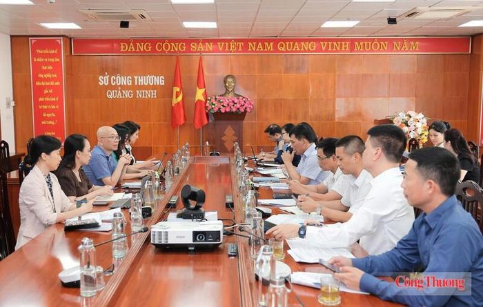 Cục Xuất nhập khẩu làm việc với Sở Công Thương tỉnh Quảng Ninh về triển khai phát triển dịch vụ logistics. Ảnh: Hoàng Nhưỡng