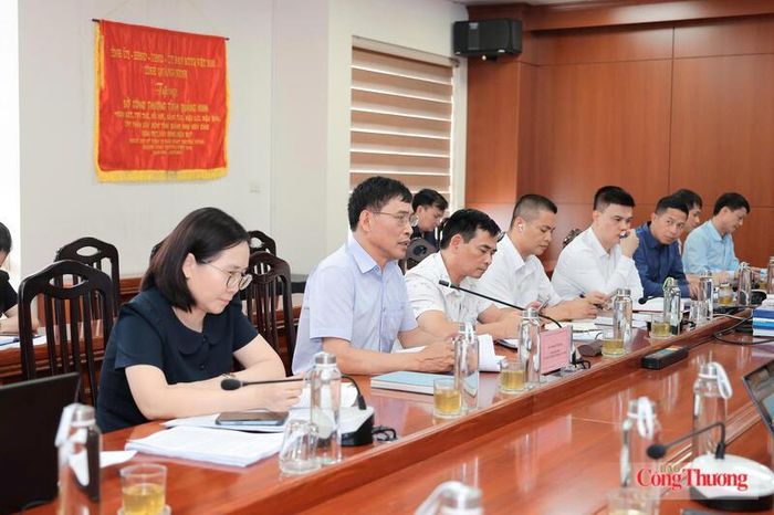 Đại diện Sở Công Thương tỉnh Quảng Ninh báo cáo tại buổi làm việc. Ảnh: Hoàng Nhưỡng