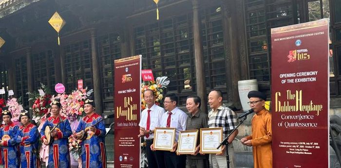 Lãnh đạo Trung tâm Bảo tồn Di tích Cố đô Huế trao Bằng khen của UBND TP. Huế cho các cá nhân có thành tích xuất sắc trong công tác bảo tồn và phát huy giá trị di sản. Ảnh: Nguyễn Ngọc.