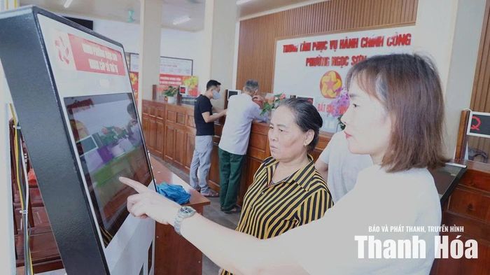 Cán bộ Trung tâm Phục vụ hành chính công phường Ngọc Sơn hỗ trợ người dân thực hiện thủ tục hành chính.