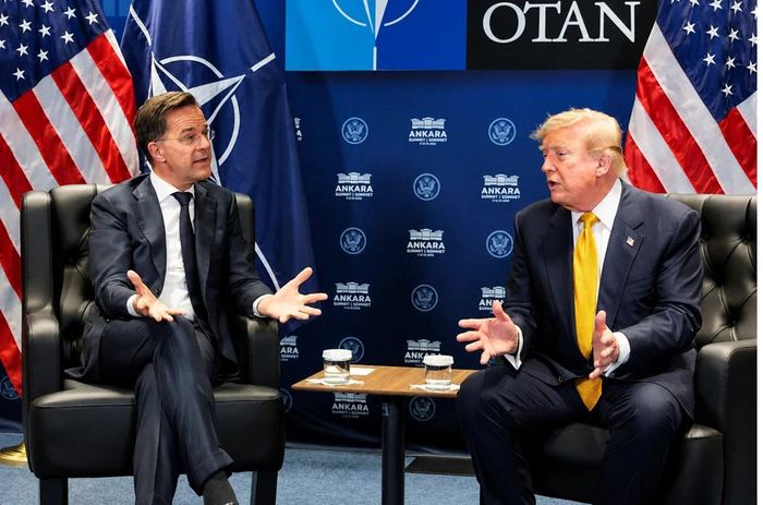 Tổng thống Mỹ Donald Trump và Tổng Thư ký NATO Mark Rutte trao đổi về hợp tác quốc phòng tại Thượng đỉnh NATO 2026 ở Ankara. Ảnh: The Japan Times.