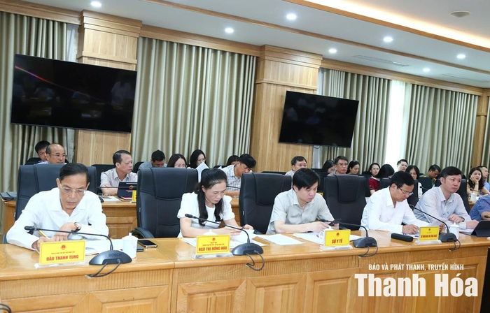 Các đại biểu dự phiên họp.