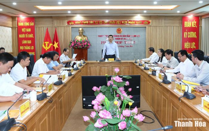 Phó Bí thư Thường trực Tỉnh ủy, Chủ tịch HĐND tỉnh Nguyễn Hồng Phong chủ trì phiên họp.