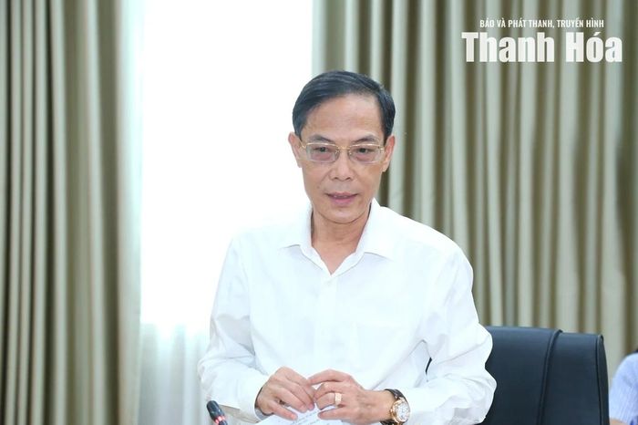 Phó Chủ tịch UBND tỉnh Đầu Thanh Tùng phát biểu tại phiên họp.