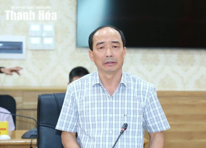 Phó Chủ tịch Thường trực HĐND tỉnh Lê Tiến Lam phát biểu tại phiên họp.