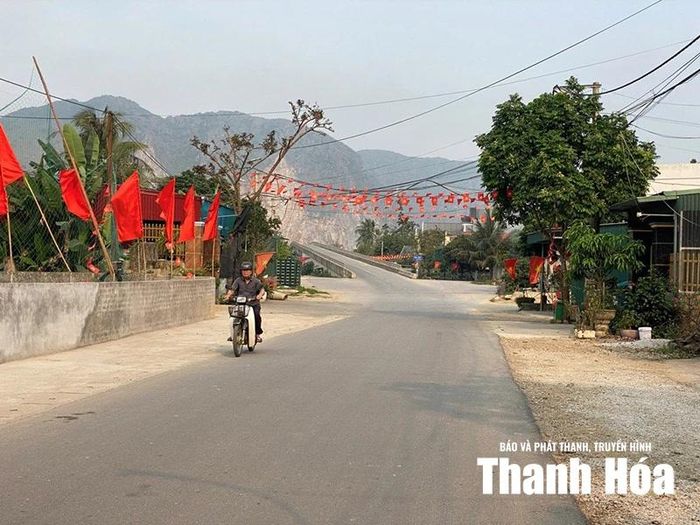 Hạ tầng giao thông hoàn thiện đã góp phần vào sự phát triển của vùng đất Kẻ Sỏi (thuộc xã Trung Chính) hôm nay.
