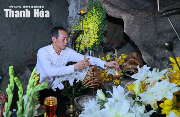 Phó Bí thư Tỉnh ủy Trịnh Tuấn Sinh thắp hương tưởng niệm các Anh hùng liệt sĩ tại Hang Tám Cô.