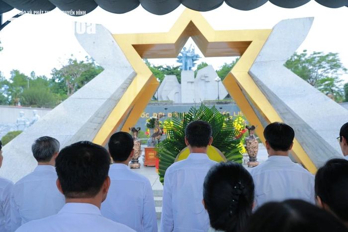 Đoàn đại biểu tỉnh Thanh Hóa dâng hoa, dâng hương tại Nghĩa trang Liệt sĩ Quốc gia Đường 9.