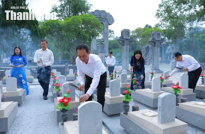 Các thành viên trong đoàn thắp hương lên các phần mộ Anh hùng liệt sĩ.