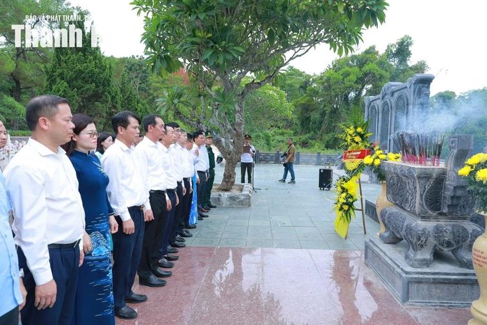 Đoàn đại biểu tỉnh Thanh Hóa dâng hoa, dâng hương tại khu mộ các liệt sĩ quê Thanh Hóa thuộc Nghĩa trang Liệt sĩ Quốc gia Trường Sơn.
