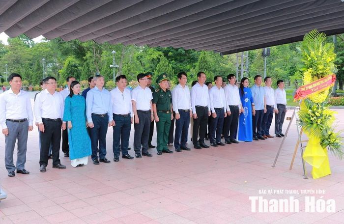 Đoàn đại biểu tỉnh Thanh Hóa dâng hương tại Thành cổ Quảng Trị.