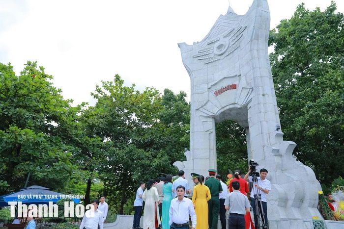 Đoàn đại biểu tỉnh Thanh Hóa dâng hương tại Đài tưởng niệm liệt sĩ Nghĩa trang Liệt sĩ Quốc gia Trường Sơn - nơi yên nghỉ của hơn 10.000 Anh hùng liệt sĩ.