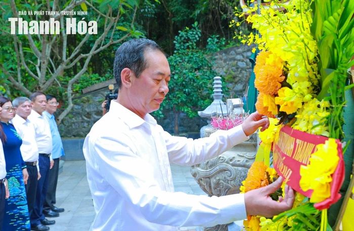 Phó Bí thư Tỉnh ủy Trịnh Tuấn Sinh dâng hoa viếng các anh hùng liệt sĩ tại Đền tưởng niệm các anh hùng liệt sĩ Trường Sơn - Đường 20 Quyết Thắng.