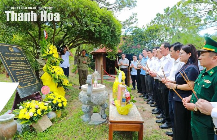 Đoàn đại biểu tỉnh Thanh Hóa dâng hương viếng Đại tướng Võ Nguyên Giáp.