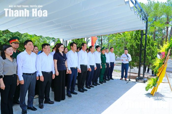 Đoàn đại biểu tỉnh Thanh Hóa dâng hoa, dâng hương tại Nghĩa trang liệt sĩ Thọ Lộc, xã Vạn Trạch.